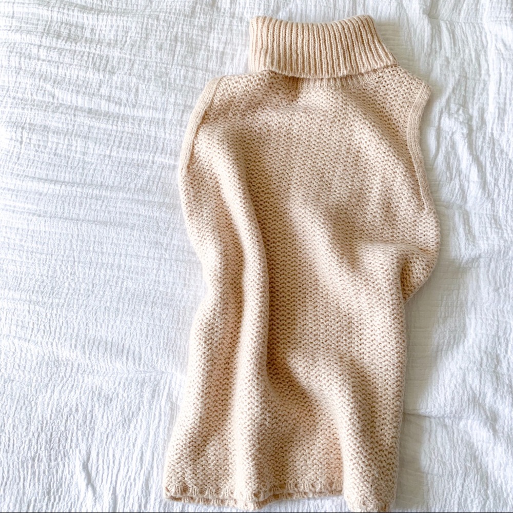 Sleeveless Chunky Turtleneck Sweater